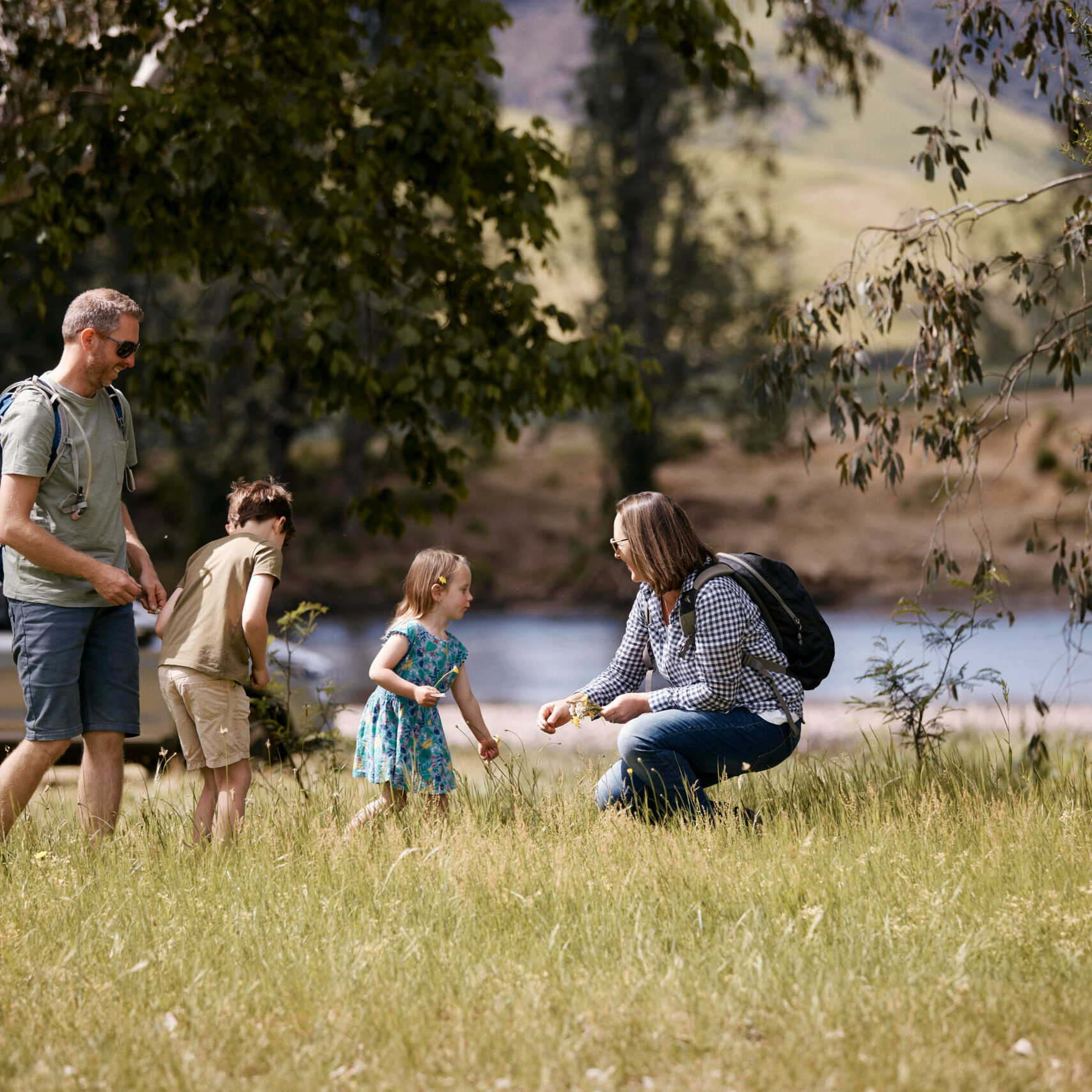 Family with two kids enjoying a day at a park, reflecting the family-friendly walking and hiking trails along the Great River Road.